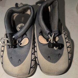 Body Glove Baby Size 5 Shoes